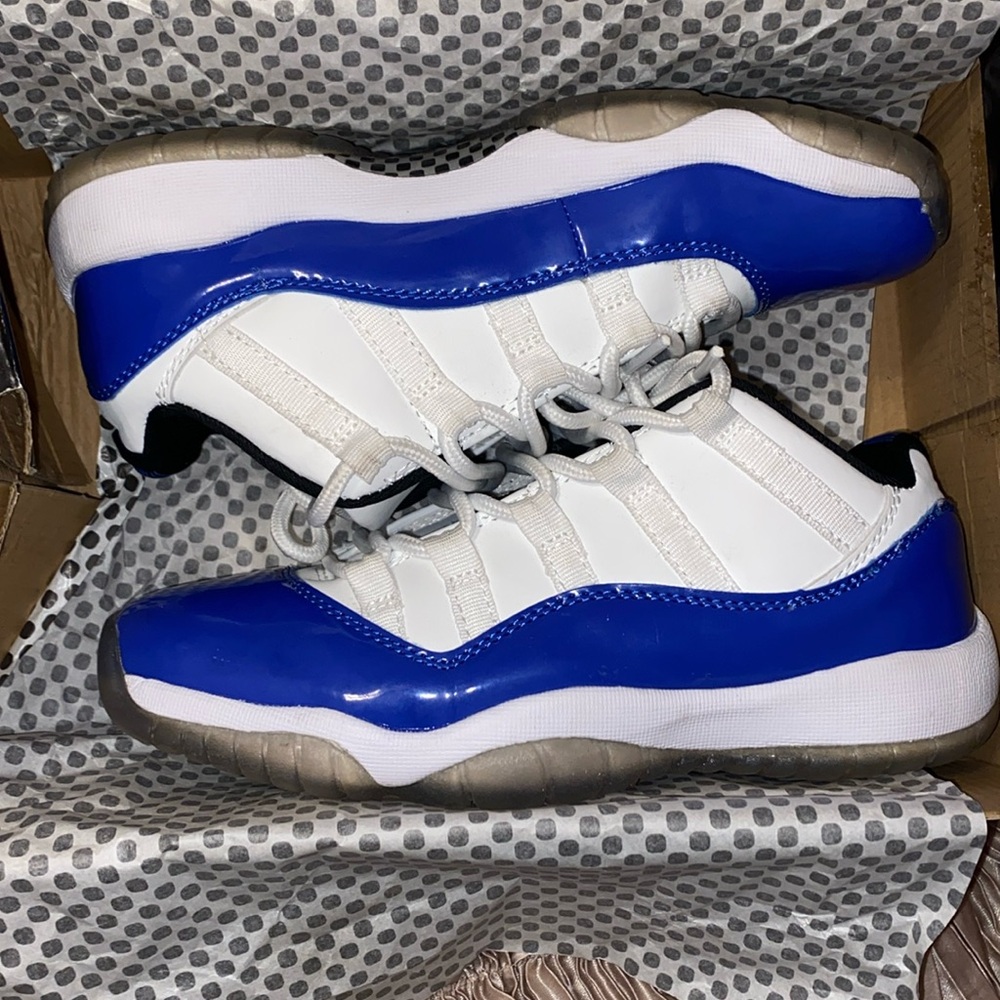 Air Jordan 11 Low WMNS Concord